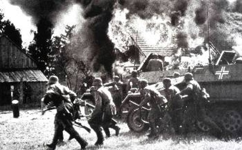 Καλοκαίρι του 1941. Γερμανοί στρατιώτες επιτίθενται υπό την κάλυψη τεθωρακισμένων αρμάτων για να εκκαθαρίσουν την περιοχή από τους Σοβιετικούς στρατιώτες, που αμύνονται σ' ένα φλεγόμενο χωριό, κοντά στο Σμολένσκ