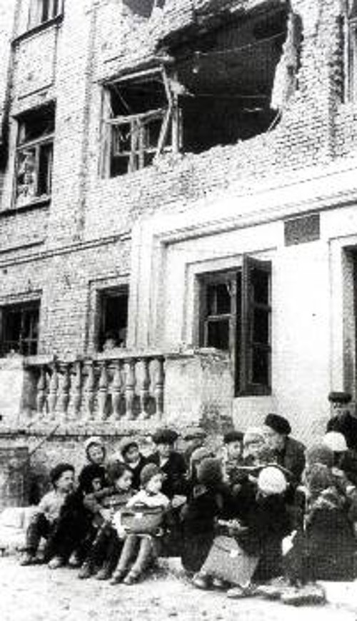 Κατά τη διάρκεια της πολιορκίας του Λένινγκραντ, που κόστισε την ζωή σε 1.000.000 αμάχους σοβιετικούς, ένας δάσκαλος συνεχίζει να διδάσκει στους μαθητές του έξω από το γκρεμισμένο (από τις γερμανικές οβίδες) σχολείο τους