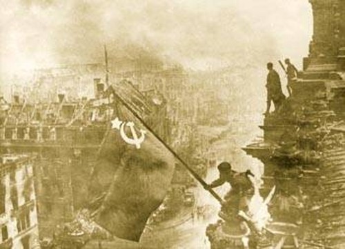 Κουβέντα δε λένε για το ναζισμό, για τον Β' Παγκόσμιο Πόλεμο. Ισως γιατί οι συγγραφείς του βιβλίου της Κομισιόν βλέπουν την απειλή αλλού...Το Ευρωκοινοβούλιο εξισώνει το ναζισμό με τον κομμουνισμό...(στη φωτογραφία, από τη νίκη κατά του φασισμού, με μπροστάρη τη Σοβιετική Ενωση.Η σοβιετική σημαία υψώνεται στο Ράιχσταγκ 9/5/1945)