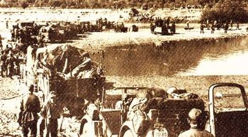 Γερμανικό καραβάνι περνά τον Πηνειό ποταμό κατερχόμενο προς την Αθήνα