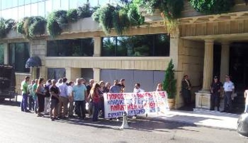 Από την παράσταση διαμαρτυρίας έξω από το χώρο του συνεδρίου