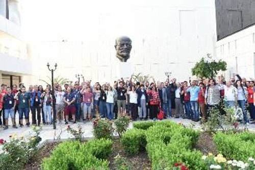 Στο προαύλιο της έδρας της ΚΕ με τον ΓΓ της ΚΕ του ΚΚΕ, Δημήτρη Κουτσούμπα