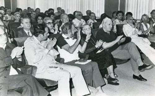 Εκδήλωση τιμής από την ΚΕ του ΚΚΕ για τα 90χρονα της Ε. Αλεξίου. Διακρίνονται οι Γ. Ρίτσος, Χ. Φλωράκης, Μ. Κατράκης και Λ. Αλμα