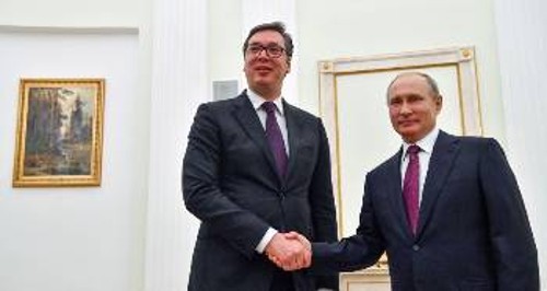 Η σχέση Ρωσίας - Σερβίας είναι σοβαρό «αγκάθι» στα σχέδια των ΗΠΑ - ΝΑΤΟ (φωτ. από παλιότερη επίσκεψη του Βούτσιτς στη Μόσχα)