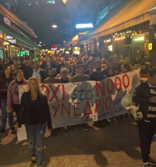 Μετά τη συγκέντρωση των ταξικών δυνάμεων στο Εργατικό Κέντρο, ακολούθησε μαχητική πορεία στους δρόμους της πόλης