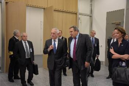 Ο Ελληνας υπουργός Αμυνας με τον Αμερικανό ομόλογό του στη Σύνοδο του ΝΑΤΟ