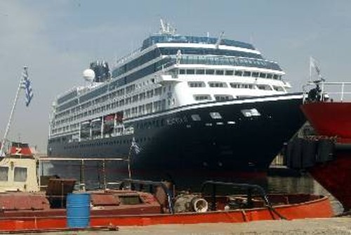 Οι εφοπλιστές της κρουαζιέρας και τα κόμματά τους λογαριάζουν τα εργατικά και ασφαλιστικά δικαιώματα σαν τροχοπέδη στις μπίζνες τους. Η πάλη για την ανατροπή της αντιλαϊκής πολιτικής είναι πάλη για πλήρη δικαιώματα στους ναυτεργάτες, φθηνές και ασφαλείς συγκοινωνίες για το λαό