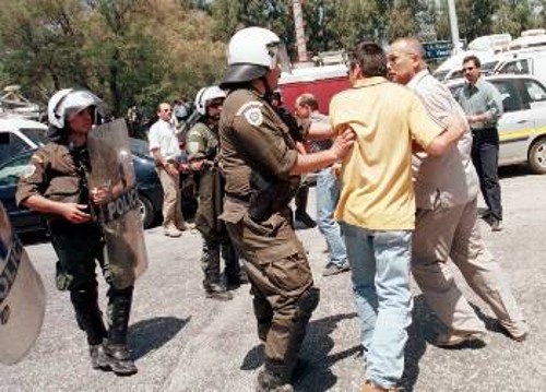 Η κυβέρνηση δεν υπολογίζει τις αντιδράσεις των κατοίκων στα καταστροφικά της σχέδια. Στιγμιότυπο από τα χτεσινά επεισόδια στον Ασπρόπυργο