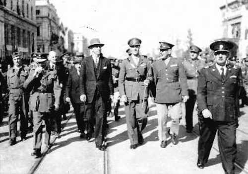 Ο Γεώργιος Παπανδρέου με τον Βρετανό στρατηγό Σκόμπι