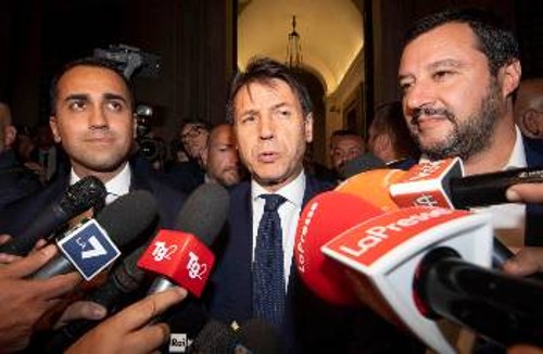 Οι τρεις Ιταλοί πολιτικοί (από δεξιά Σαλβίνι, Κόντε, Ντι Μάγιο) που διαπραγματεύονται για λογαριασμό του κεφαλαίου με την ΕΕ