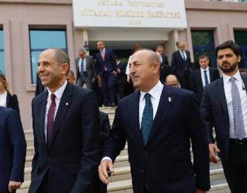 Ο «ΥΠΕΞ» του ψευδοκράτους, Κ. Οζερσάι (αριστερά), διαβεβαιώνει για την «ανάγκη συνεργασιών», σε όλους τους τόνους