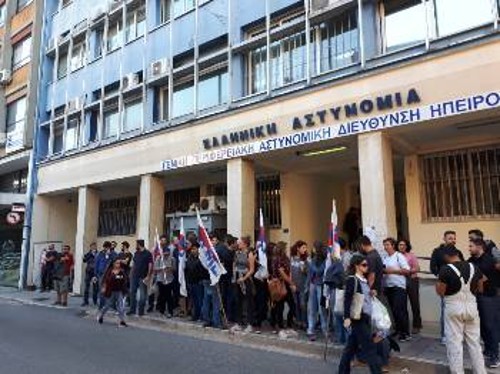 Με κινητοποίηση στην Αστυνομική Διεύθυνση απάντησαν το Εργατικό Κέντρο και το Σωματείο στη σύλληψη απολυμένης εργαζόμενης