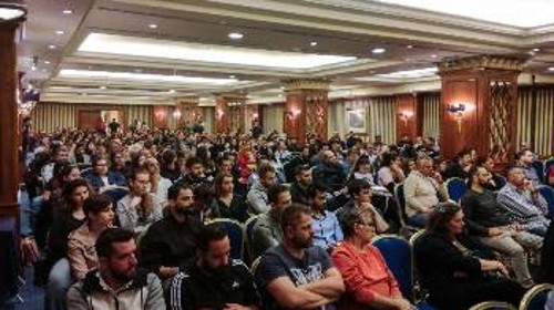 Γεμάτη η αίθουσα που φιλοξένησε τη μαζική συνέλευση του Συνδικάτου Επισιτισμού - Τουρισμού - Ξενοδοχείων Αττικής