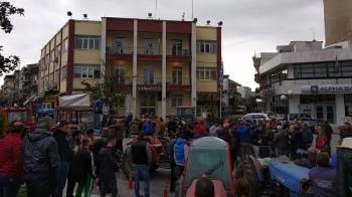 Από την κινητοποίηση με τρακτέρ στην κεντρική πλατεία του Τυρνάβου