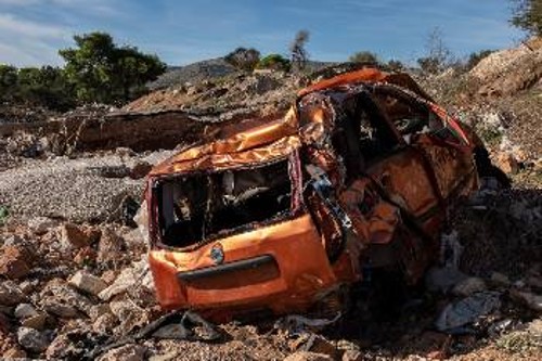 Ρέμα στη Μαγούλα που δεν έχει διευθετηθεί αντιπλημμυρικά. Το όχημα έχει απομείνει εκεί από πέρυσι