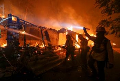 Σε αντίξοες συνθήκες η άνιση μάχη χιλιάδων πυροσβεστών