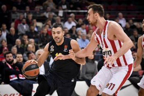 Με καθοριστικούς πόντους στα τελευταία λεπτά ο Σλούκας έδωσε τη νίκη στη Φενέρ επί του Ολυμπιακού