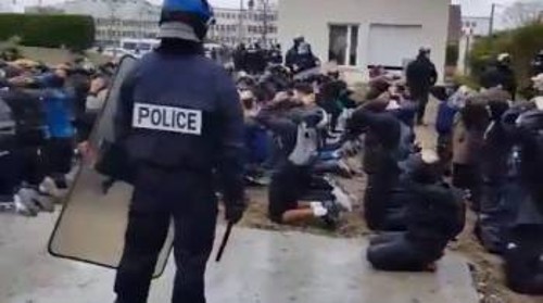 Εικόνα στρατοπέδου συγκέντρωσης, από σχολείο όπου επέμβηκε η γαλλική αστυνομία