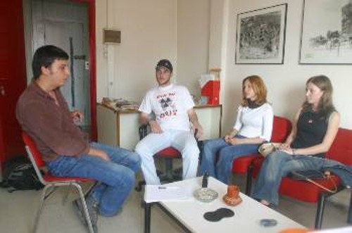 Ο συντάκτης του «Ρ» συζητάει με τους μαθητές