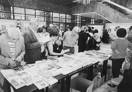 Μεγάλη η κίνηση και στο ...βιβλιοπωλείο