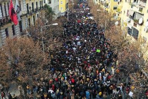 Στιγμιότυπο από διαδήλωση φοιτητών στα Τίρανα στις 11 Δεκέμβρη