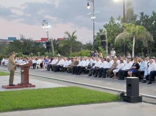 Από την εκδήλωση στο Σαντιάγκο ντε Κούμπα για την 60ή επέτειο της Κουβανικής Επανάστασης. Στο βήμα ο Ραούλ Κάστρο, Α' Γραμματέας της ΚΕ του ΚΚ Κούβας