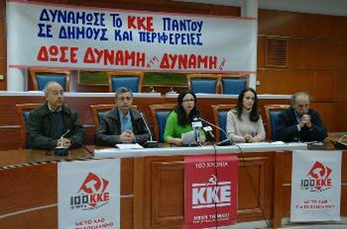 Δεύτερος από αριστερά ο Γιώργος Κουλούρης, υποψήφιος δήμαρχος Κέρκυρας. Η Αλεξάνδρα Μπαλού δεύτερη από δεξιά