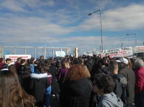 Εξω από την πύλη του ΧΥΤΑ