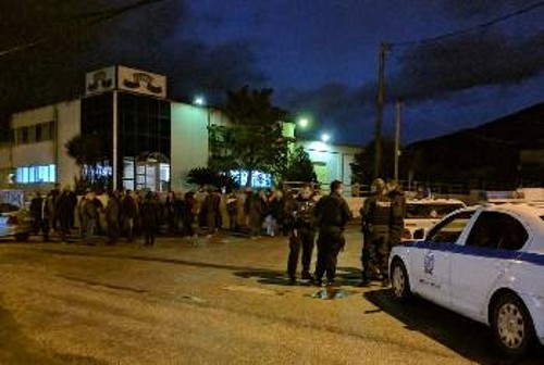 Κόντρα στις προσπάθειες τρομοκράτησης από την εργοδοσία με τη συνδρομή της αστυνομίας, οι εργαζόμενοι περιφρούρησαν την απεργία τους