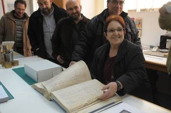 Ξεχωριστή στιγμή της επίσκεψης ήταν όταν στο Τμήμα Συντήρησης, σε κατάλογο με τον τίτλο «Ευρετήριο καταδίκων, 1948, Γιούρα», η Αλέκα Παπαρήγα βρήκε ανάμεσα σε άλλους εξόριστους αγωνιστές και το όνομα του πατέρα της, Νίκου Δρόσου