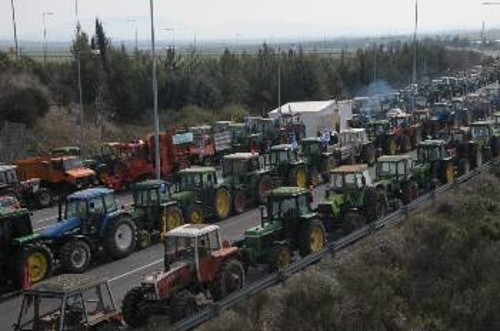 Το αγωνιστικό κύρος και την ισχύ του μαζικού μπλόκου της Νίκαιας επιβεβαίωσε η συμμετοχή πλήθους φορέων στη συγκέντρωση αλληλεγγύης