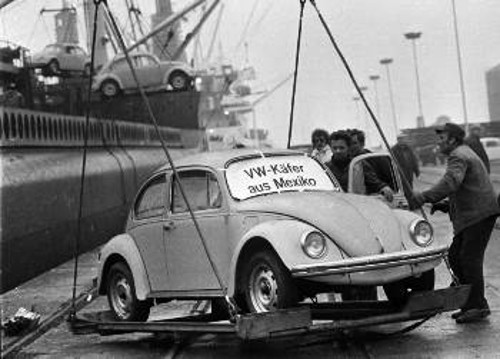 «Σκαραβαίοι», που προορίζονται για το Μεξικό, φορτώνονται σε γερμανικά λιμάνια, το 1977