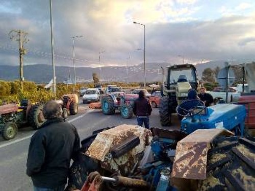 Σε αποκλεισμούς του νότιου οδικού άξονα της Κρήτης προχωρούν οι αγροτοκτηνοτρόφοι από το μπλόκο των Πραιτωρίων