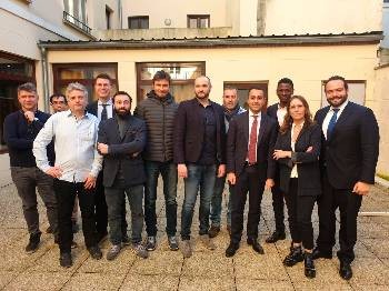 Από τη συνάντηση ντι Μάγιο (τέταρτος από δεξιά) με εκπροσώπους των «κίτρινων γιλέκων», που εξόργισε το Παρίσι