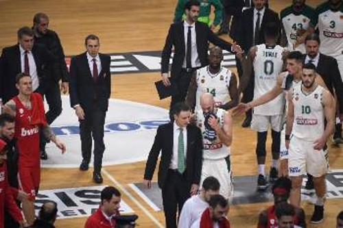 Μετά την είσοδο στα αποδυτήρια για το ημίχρονο, Παναθηναϊκός και Ολυμπιακός δεν ξανασυναντήθηκαν στο παρκέ του ΟΑΚΑ για τον ημιτελικό του Κυπέλλου