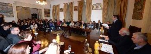 Στιγμιότυπο από τη μαζική σύσκεψη φορέων