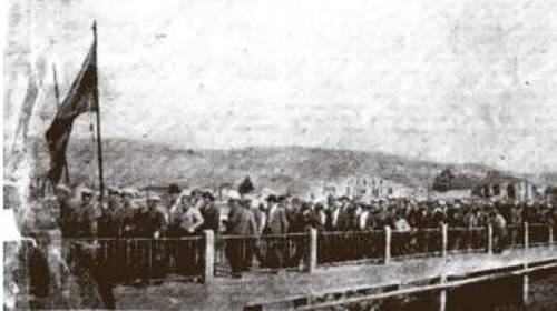 Πρωτομαγιά 1933. Τα κύματα των διαδηλωτών καθώς πορεύονται προς το χώρο της συγκέντρωσης στον Αγιο Ιωάννη Ρέντη. Λίγο αργότερα δέχτηκαν πυροβολισμούς από την αστυνομία