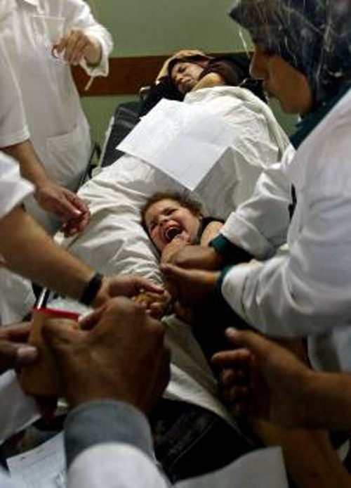Η μητέρα και το τρίχρονο παιδί της έχουν μόλις τραυματιστεί από τις ισραηλινές σφαίρες