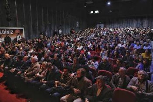 Στιγμιότυπο από την προεκλογική εκδήλωση του ΚΚ Τουρκίας, όπου συμμετείχαν και οι διεθνείς αντιπροσωπείες από τα Κόμματα της Ευρωπαϊκής Κομμουνιστικής Πρωτοβουλίας