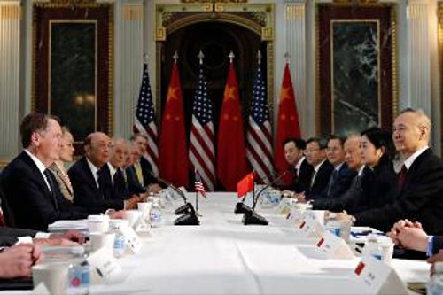 Αντιπροσωπείες των ΗΠΑ και της Κίνας σε συνάντηση στην Ουάσιγκτον το 2019