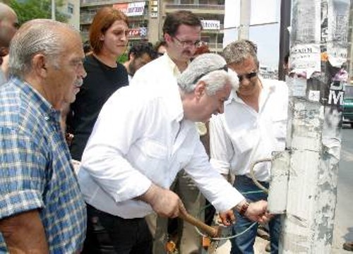 Ο Αγάπιος Σαχίνης ενώ κόβει το καλώδιο της κάμερας παρακολούθησης στην οδό Εγναντία
