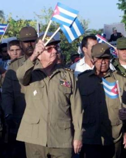 Ο Ραούλ Κάστρο με τους διαδηλωτές έξω από την ιταλική πρεσβεία