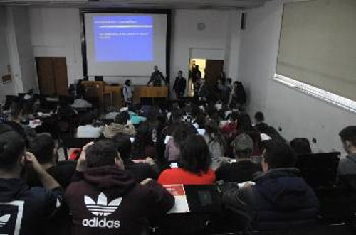Μιλώντας σε φοιτητές της Σχολής
