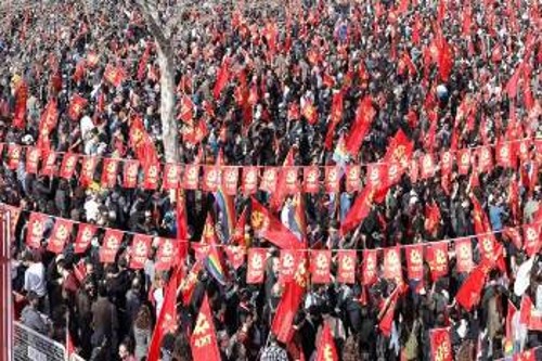 Στιγμιότυπο από την προεκλογική συγκέντρωση του ΚΚ Τουρκίας στην Κωνσταντινούπολη