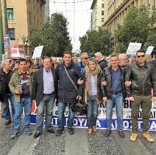 Από κινητοποίηση της ΠΟΕΣ (στο κέντρο η Ιωάννα Βάρσου)