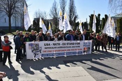 Το δυναμικό μπλοκ της ΕΕΔΥΕ στις εκδηλώσεις μνήμης και καταδίκης του ΝΑΤΟ που πραγματοποιήθηκαν στο Βελιγράδι