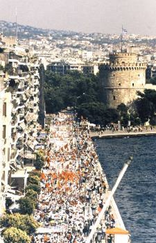 «Μεγάλο ποτάμι φουσκωμένο η οργή του λαού». Κάτι τέτοιες εικόνες είχε ο ποιητής όταν έγραφε. Εδώ, ένα τμήμα της λεωφόρου Νίκης. Το εικονιζόμενο αντιπροσωπεύει κάτι λιγότερο από το 1/5 του συνόλου της διαδήλωσης