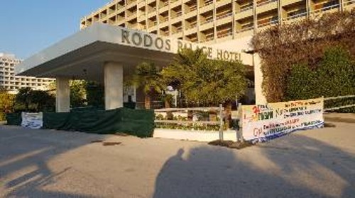 Το αποκλεισμένο από παντού ξενοδοχείο της χλιδής και της ντροπής, που φυλάσσεται από νοικιασμένους μπράβους και σεκιουριτάδες