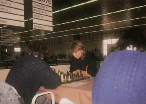 Η Πία Κράμλινγκ στην Ολυμπιάδα Σκακιού (1988) της Θεσσαλονίκης σε ηλικία 25 χρόνων. Στην ένθετη φωτό, ο Γκραντ - Μετρ Βασίλης Κοτρωνιάς