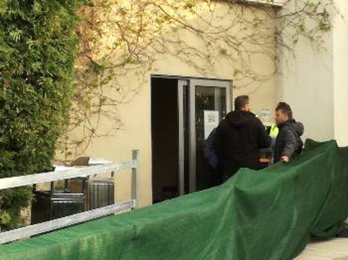 Αυτή η μικρή μπαλκονόπορτα είναι η μοναδική είσοδος και έξοδος στο ξενοδοχείο